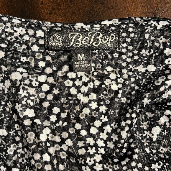 Black top with white and gray flowers from BeBop Size M - Picture 6 of 8